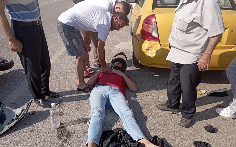 Otomobil ile çarpışan motosikletin sürücüsü yaralandı