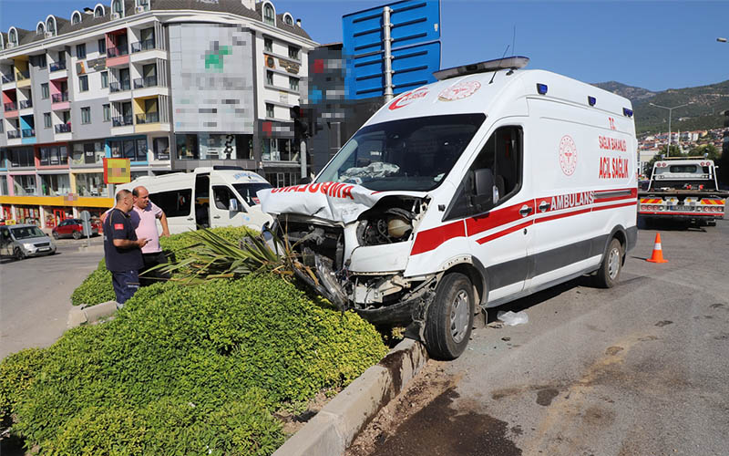Ambulansla otomobilin çarpışması sonucu 4 kişi yaralandı
