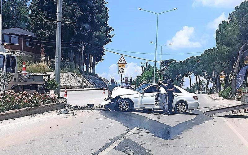 Otomobil aydınlatma direğine çarptı: 2 yaralı