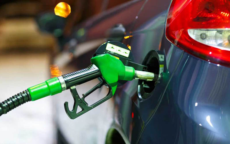 Benzine büyük zam geldi