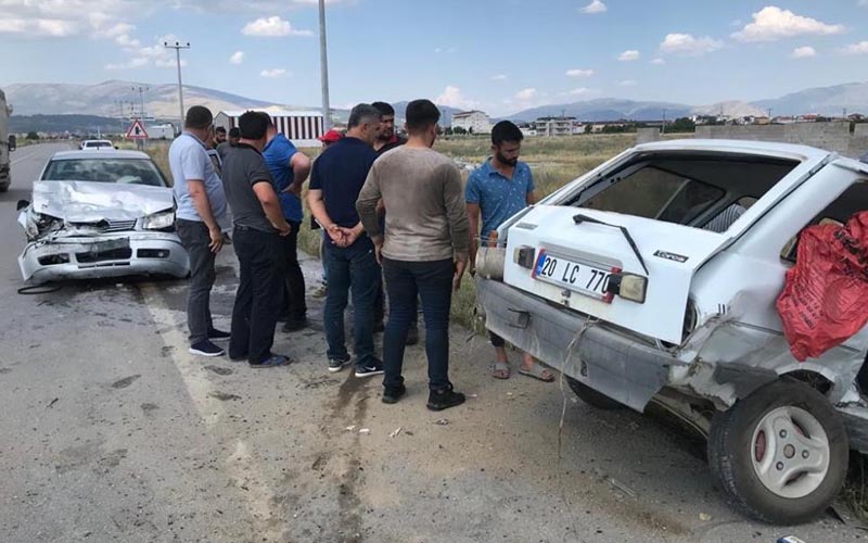 İki otomobil çarpıştı, 3 kişi yaralandı