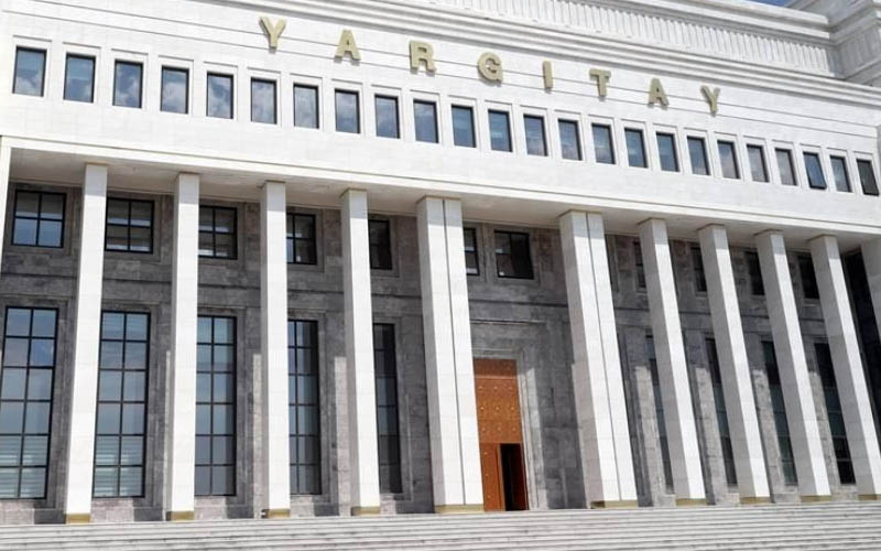 Kiracısı çıkmayınca iş makinasıyla duvarı yıkan dükkan sahibine çifte ceza