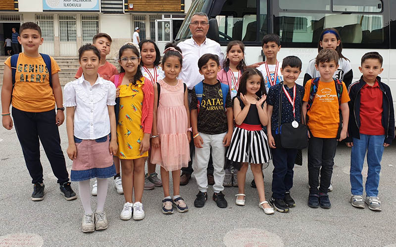 Öğrenci servisinde şiirle yolculuk