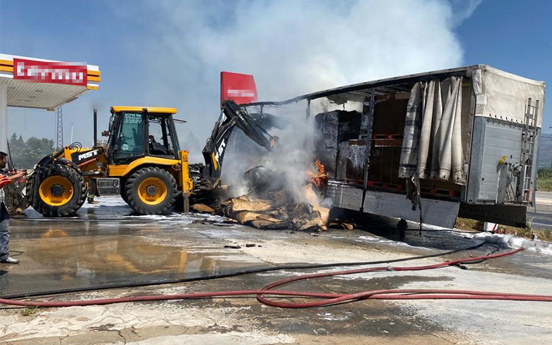 Denizli’ye karton getiren TIR’da yangın
