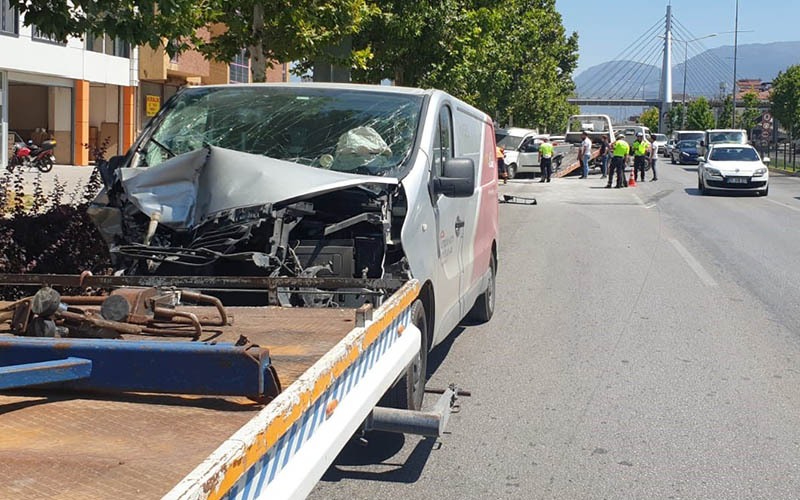 3 araç çarpıştı: 2 kişi yaralandı