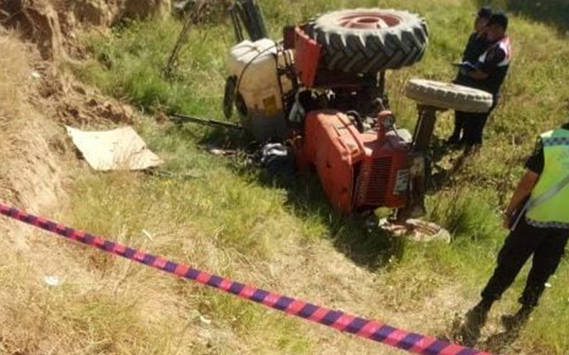 Traktör devrildi, altında kalan sürücü öldü
