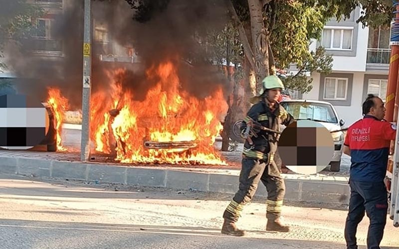 Otomobil alevler içinde kaldı, park alanındaki araçlar tehlike içinde kaldı