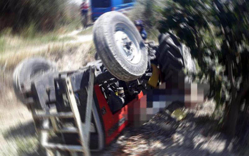 Traktör devrildi, sürücü yaşamını yitirdi