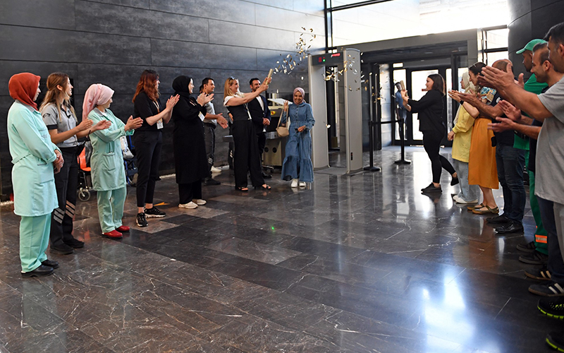 Bursa’daki müzenin 2 milyonuncu ziyaretçisi Denizlili Şermin Yantur oldu