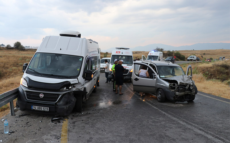 Karavan ile hafif ticari araç çarpıştı, 9 kişi yaralandı