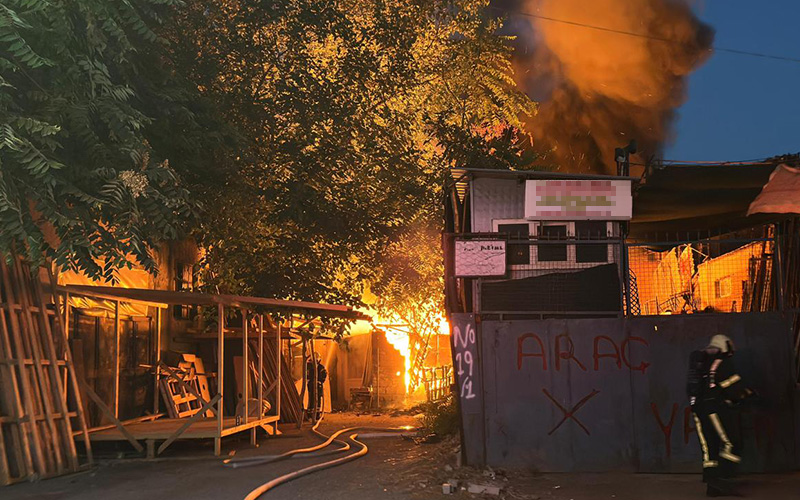 Marangoz atölyesinde yangın çıktı, çevredeki binalara sıçradı