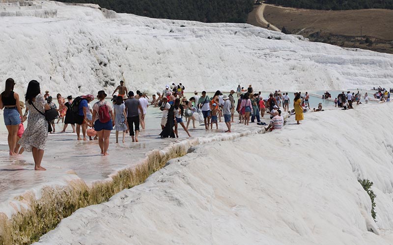 Pamukkale 7 ayda 1,1 milyon turisti ağırladı