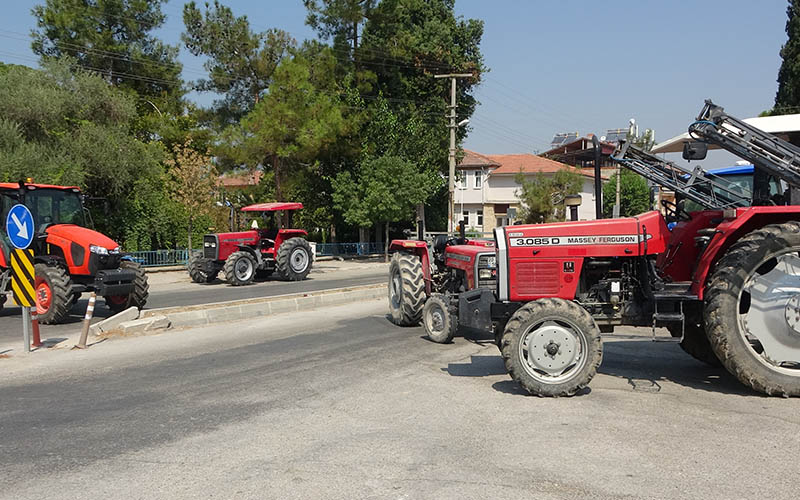 Banka şubesi kapatmaya tepki: Traktörle yol kapattılar