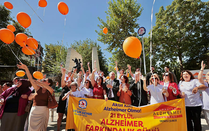 Alzheimer’a karşı farkındalık için gökyüzüne balon bıraktılar