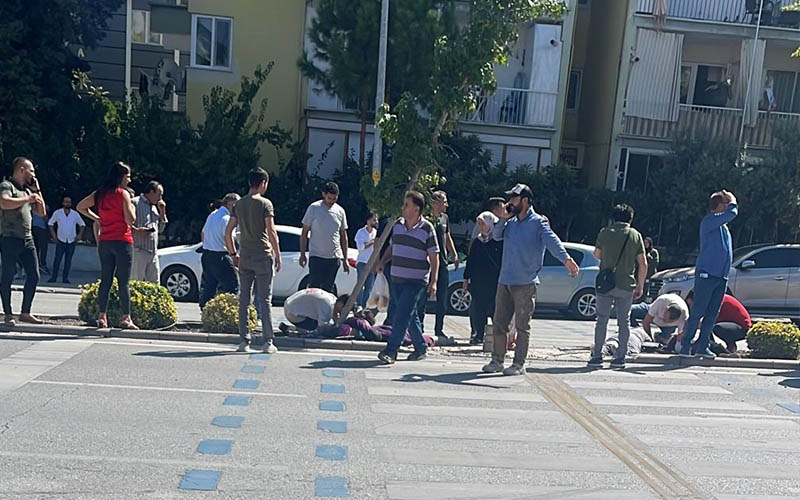 Karşıdan karşıya geçmek için bekleyen aileye araç çarptı: 1 ölü, 3 yaralı