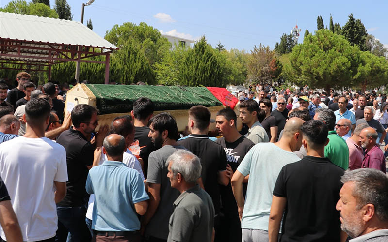 Kazada hayatını kaybedenlerden 5’inin cenazesi, İzmir’de toprağa verildi