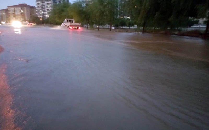 Sağanak yağış cadde ve sokakları sular altında bıraktı