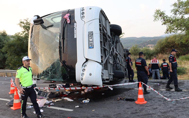 Kamyon ile otobüs çarpıştı: 6 ölü, çok sayıda yaralı