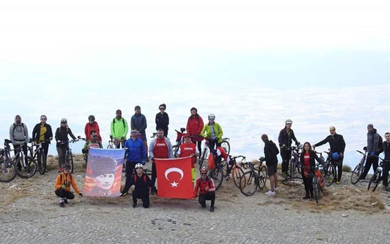 Honaz Dağı’na bisikletle çıkıp Türk bayrağı açtılar