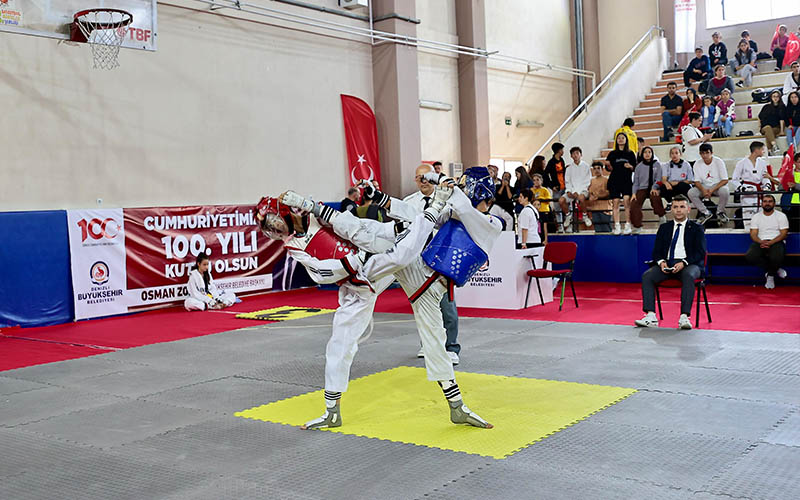 Taekwondoda 400 sporcu tatamiye çıktı