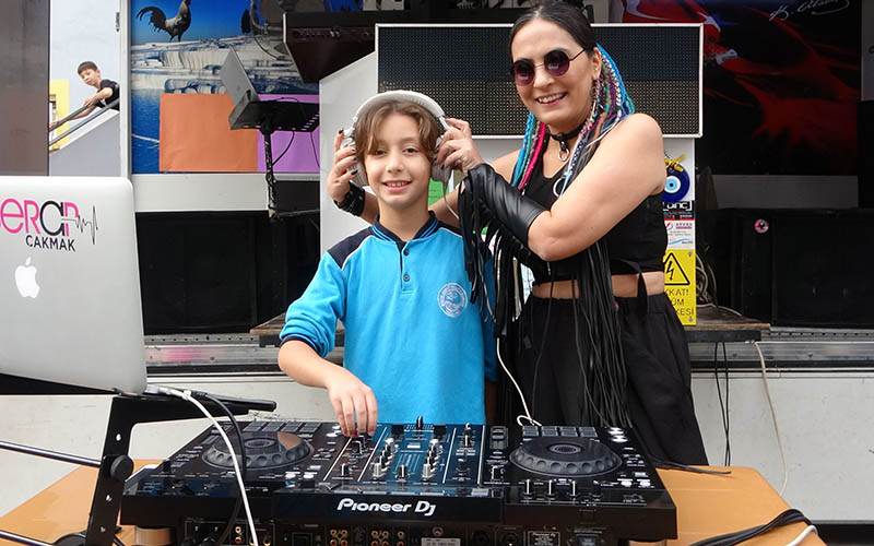 Başkan seçilen öğrenci okula DJ getirdi