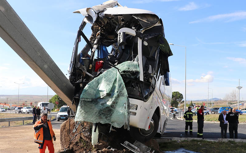 Otobüs ile otomobilin çarpıştığı kazada yaralı sayısı 30’a yükseldi