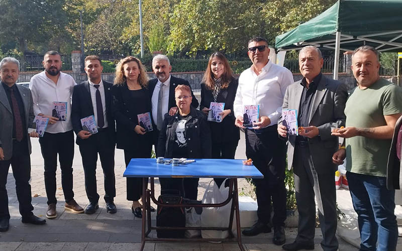 İYİ Partili Berberoğlu, Atatürk için lokma hayrı yaptı, Nutuk ve Atatürk dağıttı