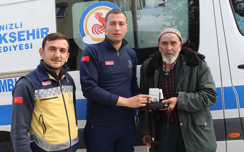 Akaryakıt istasyonunda unutulan çanta 83 yaşındaki sahibine ulaştırıldı