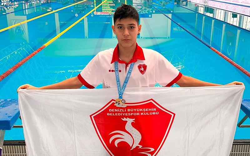 Büyükşehir Belediyesporlu Burhan, yüzmede Türkiye şampiyonu oldu