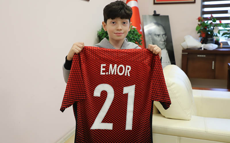 Emre Mor, lösemi tedavisi gören çocuğa forma gönderdi
