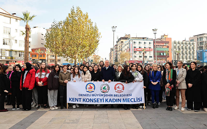 Kadınlar, seçme ve seçilme hakkı verilişini kutladı