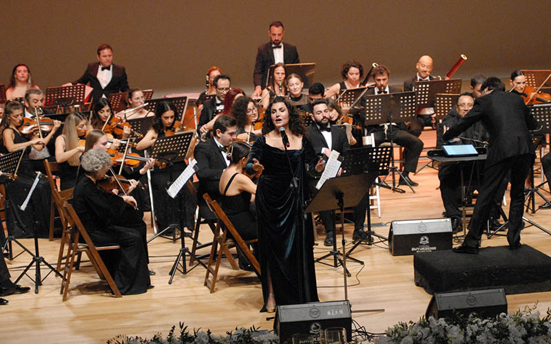 Serenad Bağcan, kırık burunla konser verdi