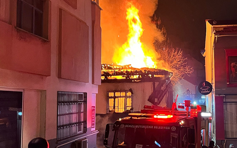 Alevler iki katlı evi küle çevirdi