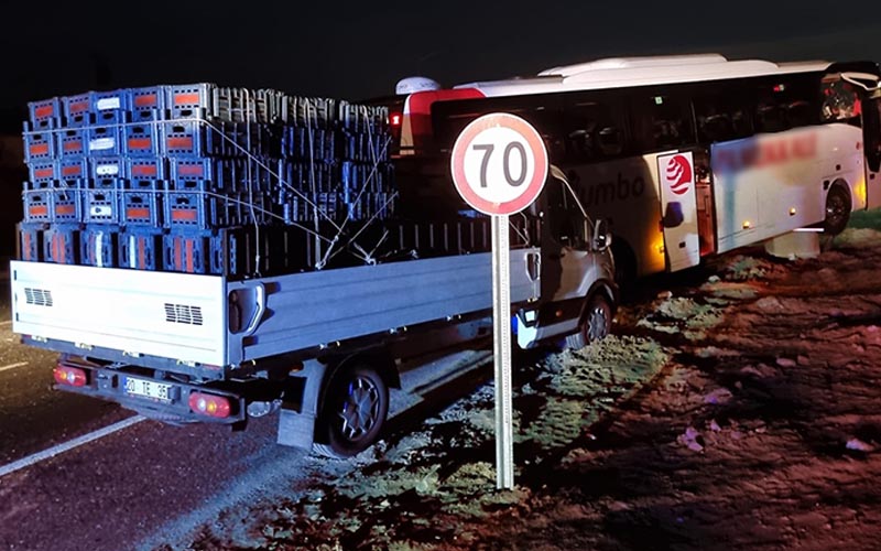 Zincirleme trafik kazasında 2 kişi öldü, 2 kişi yaralandı