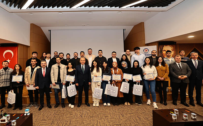 Büyükşehirin yürüttüğü projeyle 65 gence yazılım ve elektronik tasarım eğitimi