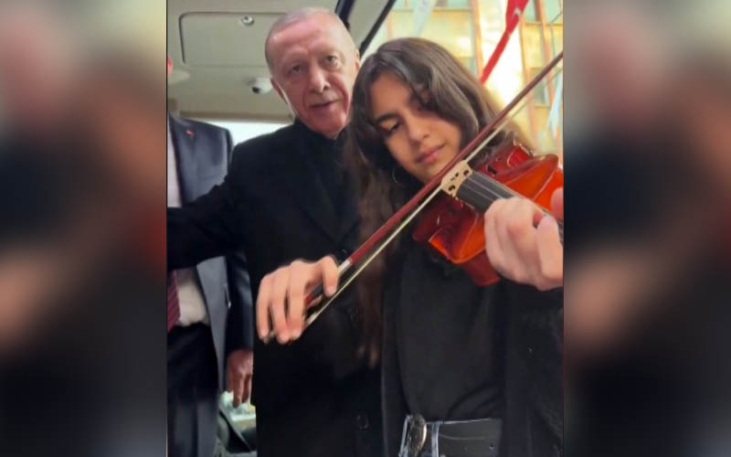 Öğrenci keman çaldı, Erdoğan Çanakkale türküsünü söyledi