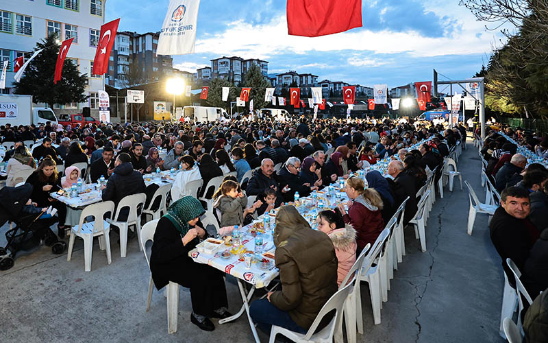 Büyükşehir Belediyesinin iftar yemeği Yenişehir Mahallesi’nde verildi