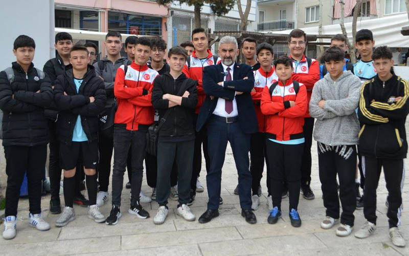 Berberoğlu, gençlere İYİ spor alanları için söz verdi