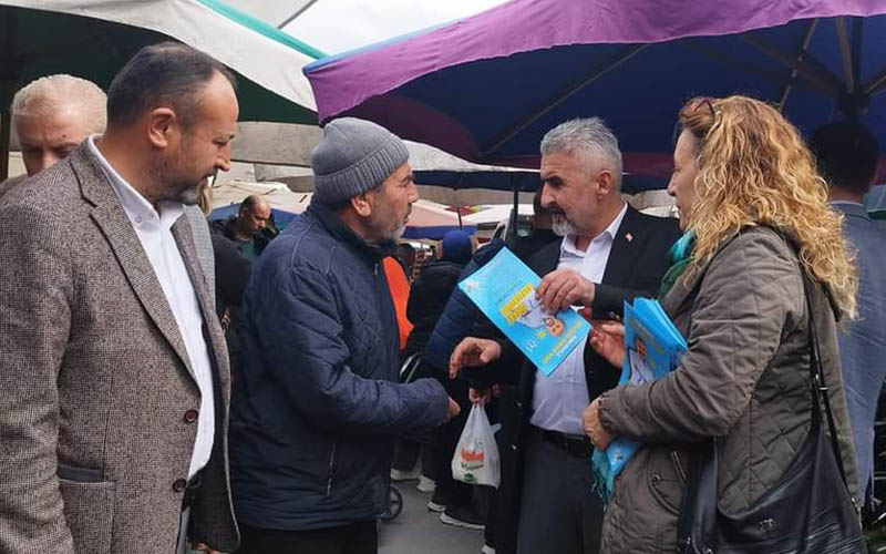 Berberoğlu, Bağbaşı Pazarı’nda vatandaşlarla buluştu