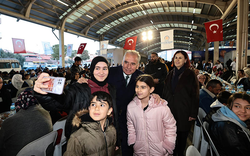Büyükşehir Belediyesi, Karşıyaka’da iftar yemeği verdi