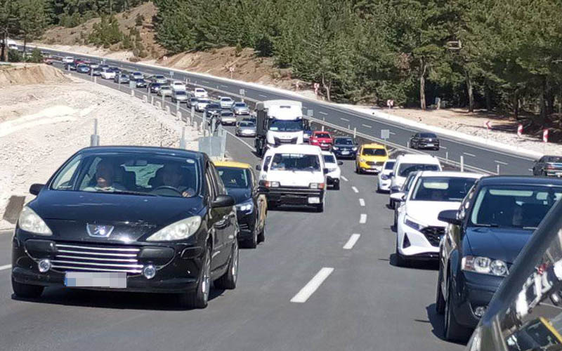 Çavuşoğlu, trafik çilesi nedeniyle Karayollarına tepki gösterdi: İşgüzarlar