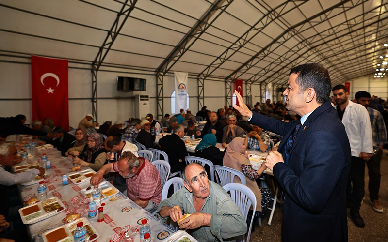 Büyükşehirin iftar çadırı vatandaşları misafir etti