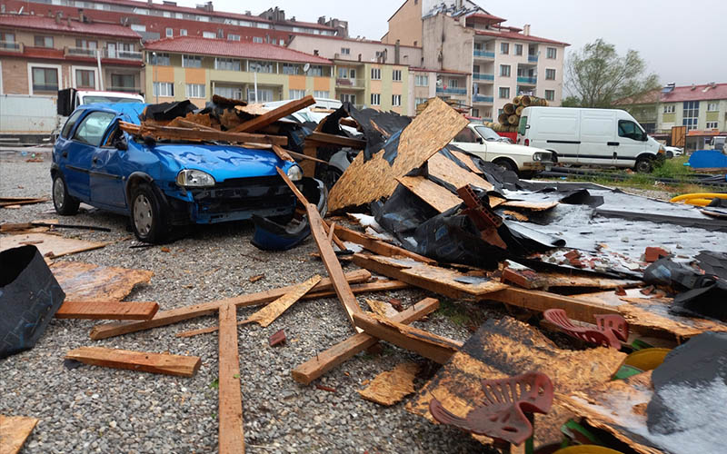 Rüzgar etkili oldu, çatıdan kopan parçalar otomobillerin üzerine düştü