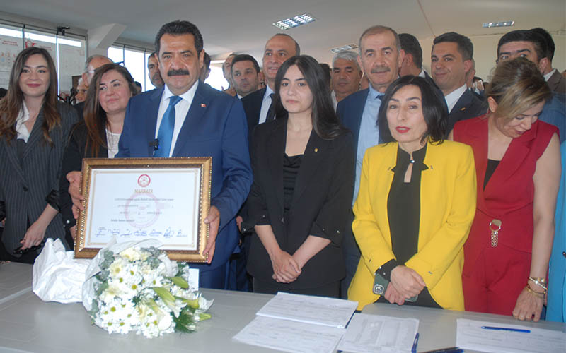 Pamukkale Belediye Başkanı Ertemür, mazbatasını aldı