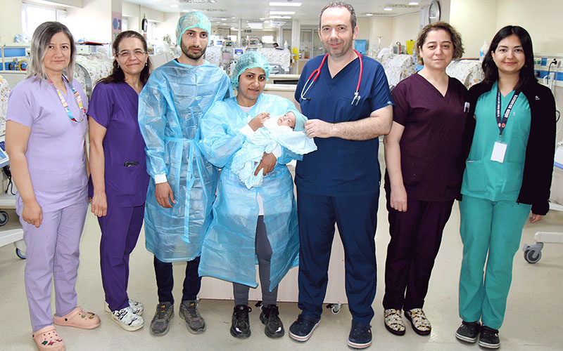 Prematüre bebek günler sonra ailesine kavuştu
