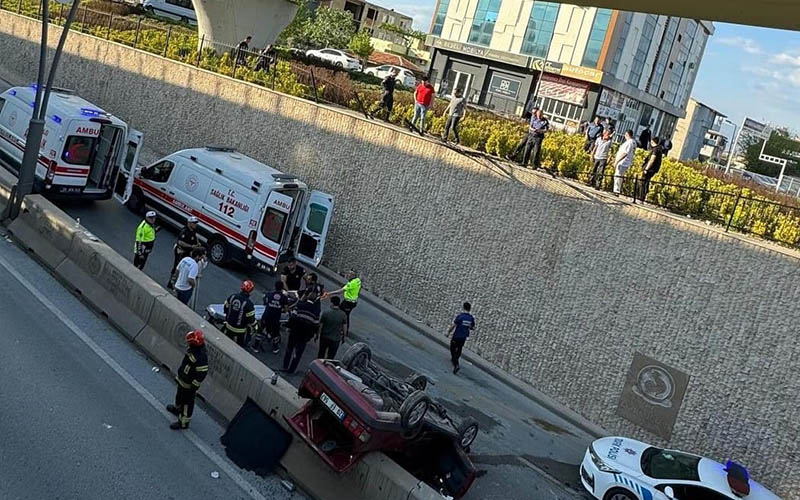 Otomobil köprülü kavşaktan uçtu, 2 kişi yaralandı