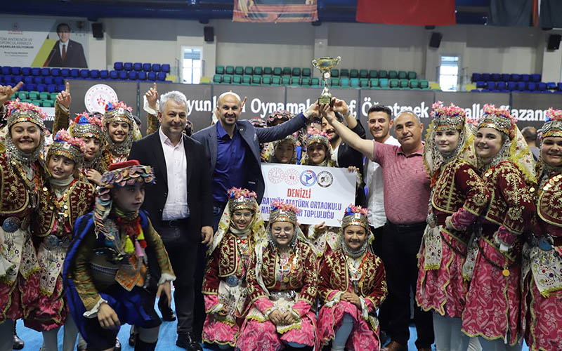 Sarayköy Ekibi, halk oyunlarında Türkiye birincisi oldu