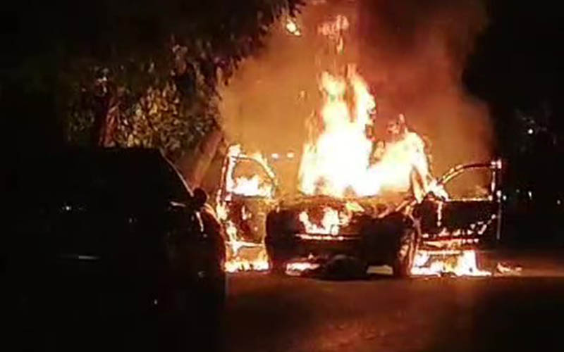 Park halindeki araç alev alev yandı