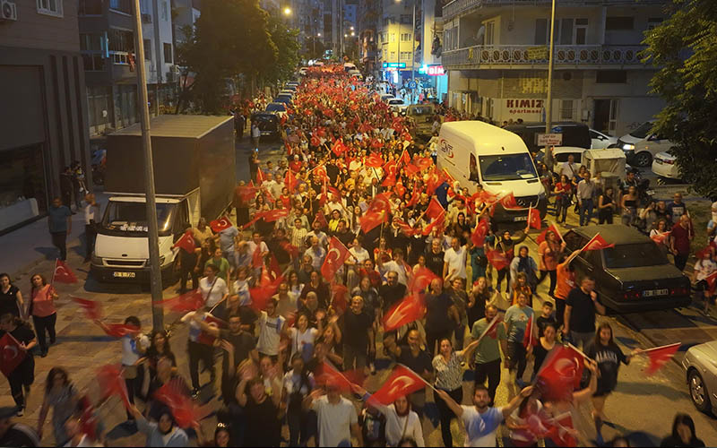 19 Mayıs coşkusu fener alayı ile insan seline dönüştü