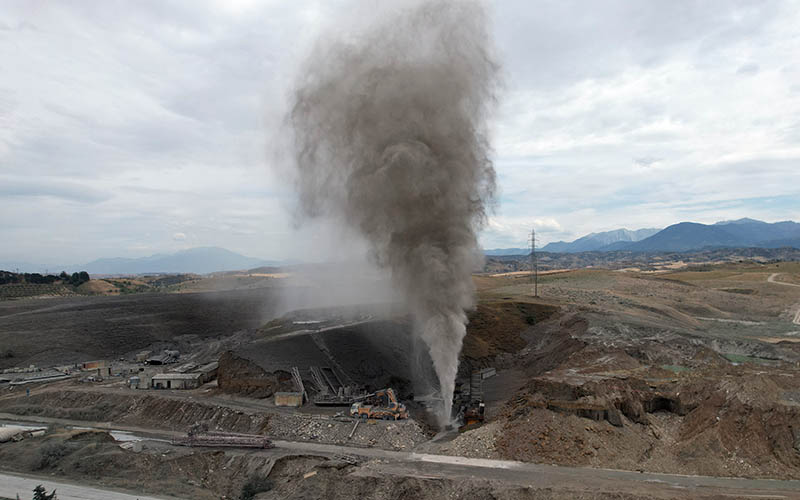 Jeotermal sondaj kuyusu şimdi de taş parçaları püskürtüyor